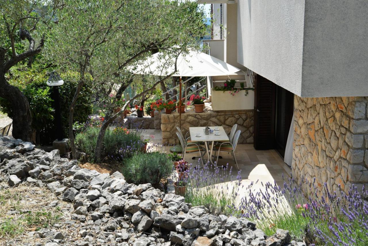 Apartments Palma & Pino Cres Exterior photo