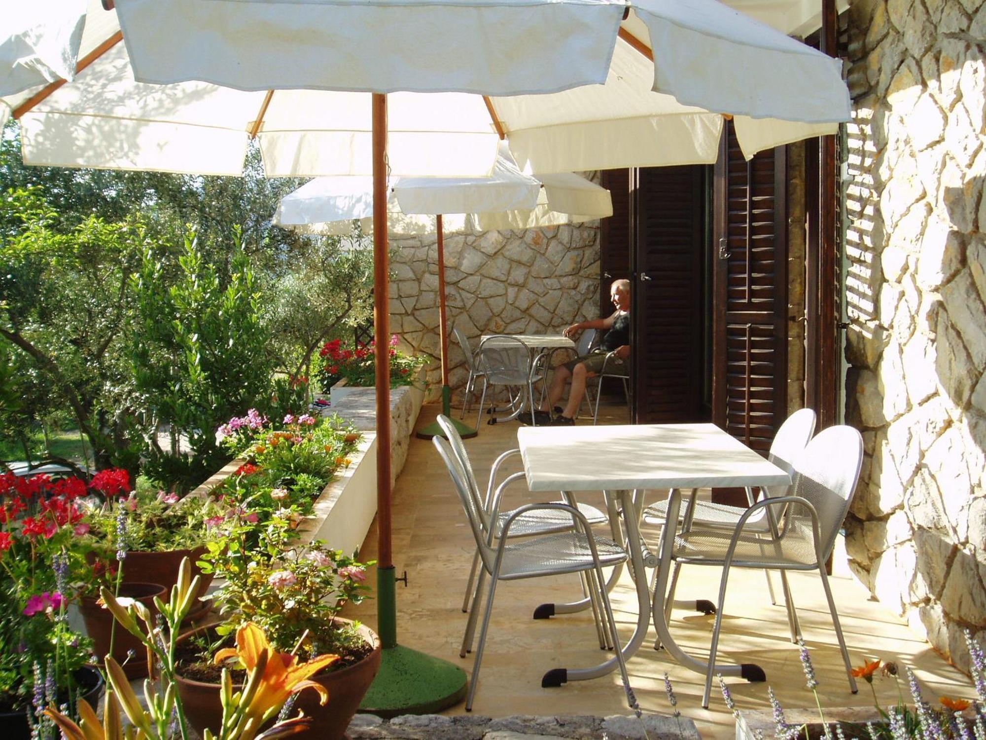 Apartments Palma & Pino Cres Exterior photo