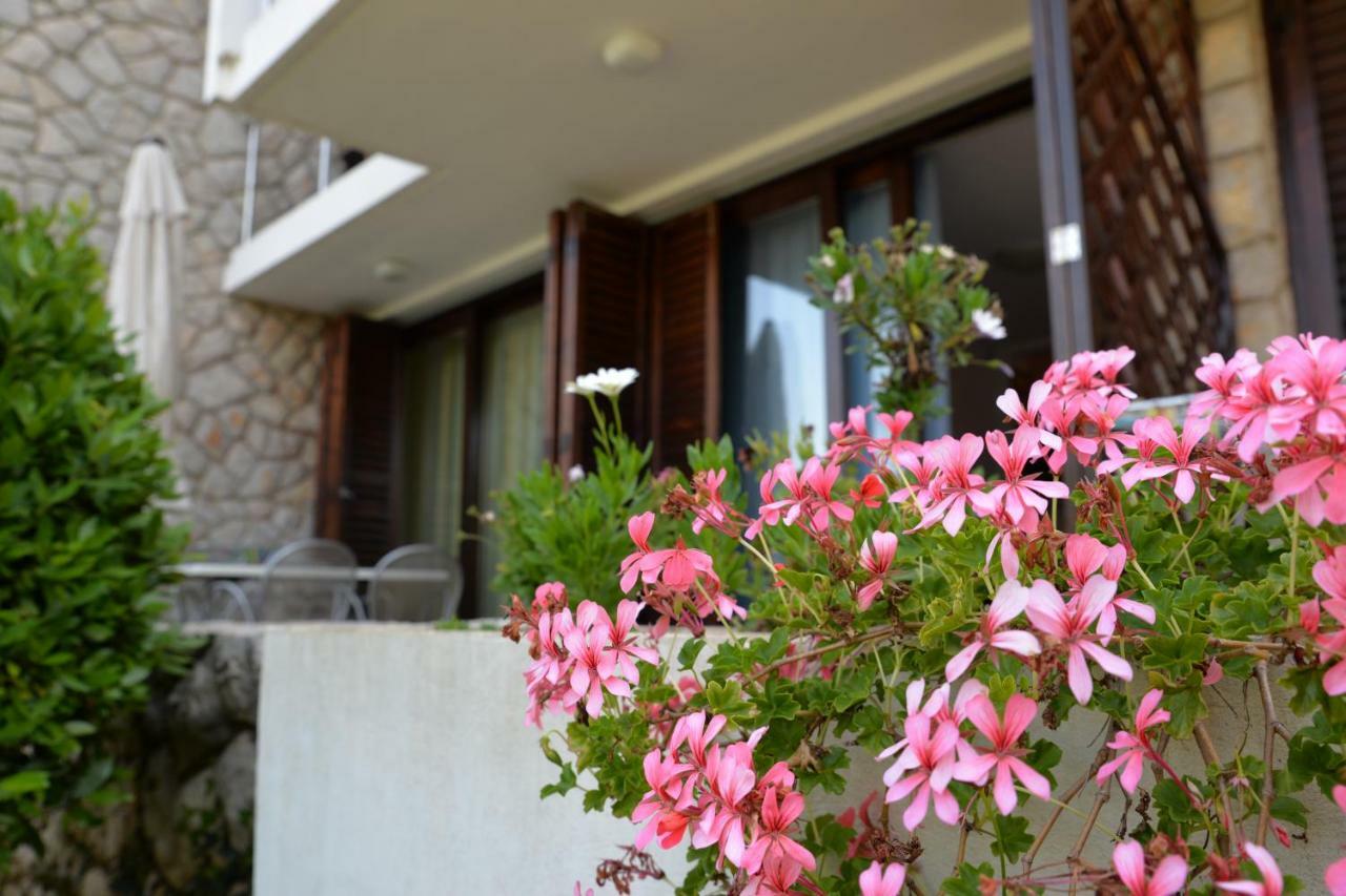 Apartments Palma & Pino Cres Exterior photo